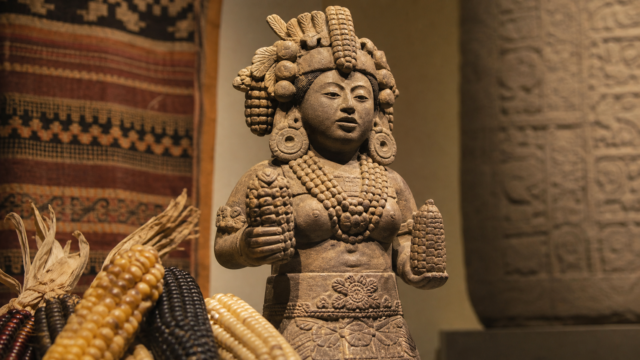Representación editorial de Chicomecóatl, deidad mexica vinculada al maíz y al sustento