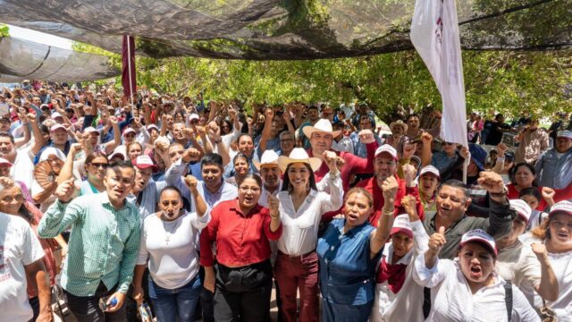 Geraldine Ponce durante un encuentro con simpatizantes en Nayarit