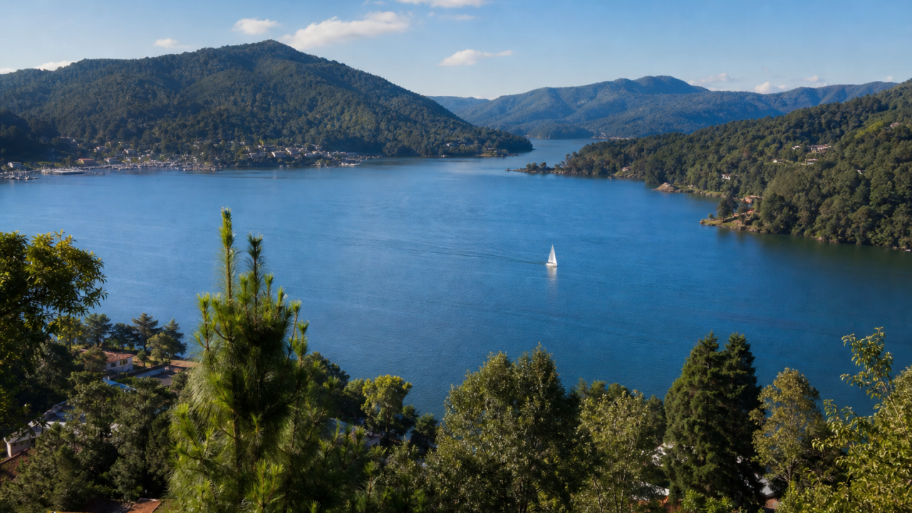 Lago y montaña de Valle de Bravo vistos desde un mirador