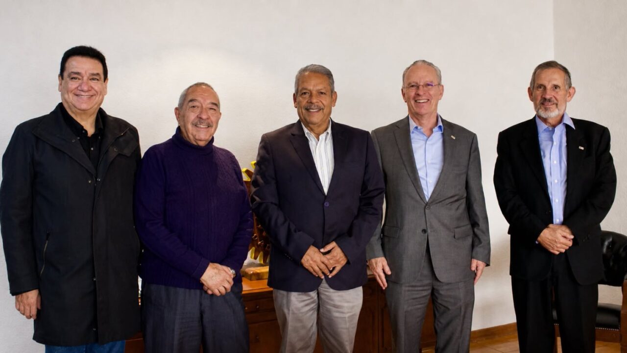 Representantes de la CTM y del Consejo Coordinador Empresarial durante una reunión sobre la agenda laboral de México
